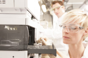 medigene1 Bestückung einer HPLC mit Proben. Foto: Medigene