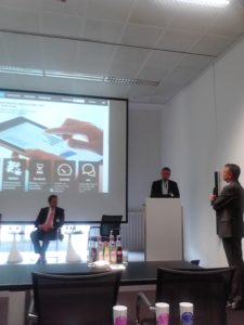 Stephan Brand (Mitte), Vice President von SAP Hana, stellt das auf Big Data basierende, neue SAP Produkt Sentinel vor