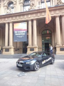 Zum Börsenstart von Sixt Leasing stellte das Unternehmen vor dem Hauptgebäude der Frankfurter Börse einige seiner Autos zur Schau. 