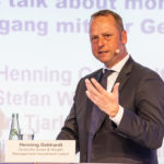 Henning Gebhardt von der Deutsche Asset Wealth Management während der Podiumsdiskussion am zweiten Konferenztag