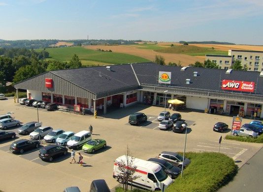 DEFAMA veröffentlicht Geschäftsbericht und bestätigt Prognose Blick auf das Fachmarktzentrum in Scheenberg