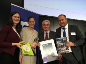 Markus Rieger (rechts), Vorstand der GoingPublic Media AG, gratuliert den AAA-trend Reporting Award-Gewinnern von der Österreichischen Post. V.l.n.r.: Teresa Sengschmid, Anna Vay und CEO Dr. Georg Pölzl