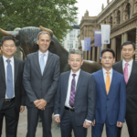 Von links: Herr Ooi (CFO), Herr Schrollinger (AR-Vorsitzender), Herr Zhu (CEO), Herr Zhu (COO), Herr Teo (stv. AR-Vorsitzender)