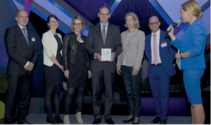 Austrian Financial Communications Awards 2016 – den Platin Award erhielt die Österreichische Post AG. Mittig im Bild Dipl. Ing. Walter Oblin, CFO der Österreichischen Post AG mit seinem Finanzkommunikationsteam und den Initiatioren des Preises Dr. Götz Schlegtendal, Kirchhoff Consult (ganz links) und Prof. Dr. Henning Zülch, Leipzig Graduate School of Management (ganz rechts). Investor