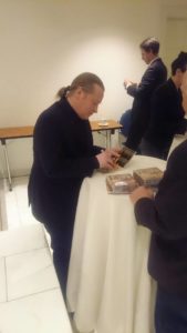 Zeit für Autogramme blieb auch: Joey Kelly auf dem 15. Alpensymposium in Interlaken.