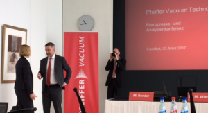 Pfeiffer Vacuum-CEO Manfred Bender stellt sich den Fragen der Journalisten auf der Bilanz- und Pressekonferenz.