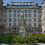 Georg-Coch-Platz, Fassade mit Denkmal Georg Coch