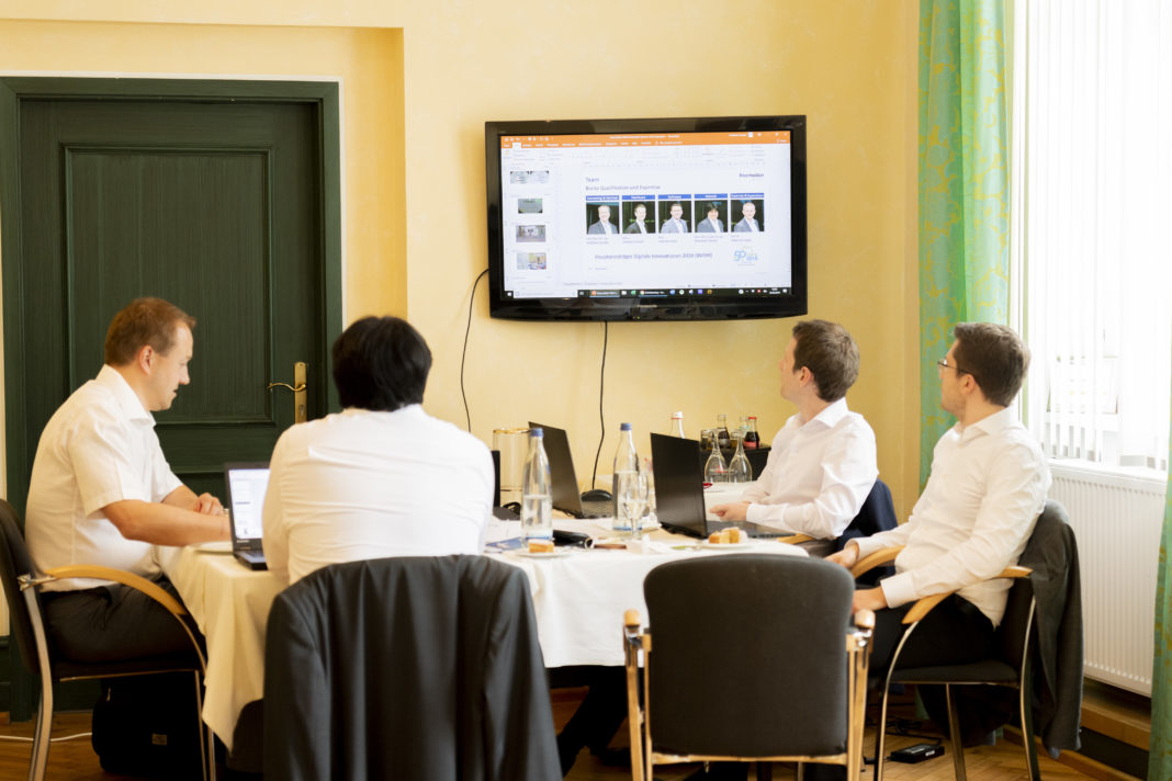 Science4Life_Gemeinsam_mit_den_Experten_feilen_die_Teams_am_Geschäftskonzept300-dpi-JPG-©Science4Life