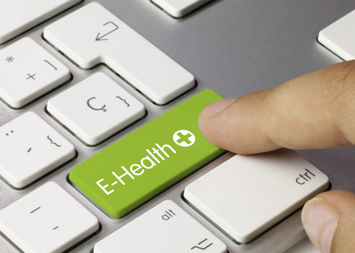 E-Health keyboard key. Finger Digitale Gesundheitsversorgung: Curalie übernimmt DGG