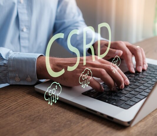Einführung der CSRD in der EU verschärft die Standards für ESG-Reporting, erhöht die Transparenz aber bringt auch Kosten mit sich.