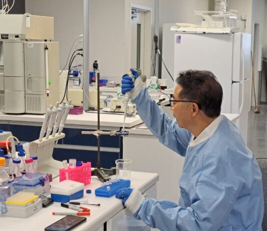 (Titelbild: Dr. Baomin Tian entfernt nicht umgesetzte Reagenzien aus einer Protein-Konjugationsreaktionslösung mit einer G20-Entsalzungssäule im Labor von Helix BioPharma in Edmonton, Alberta, Kanada. Copyright: Iain Wilson)