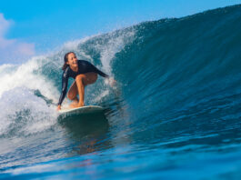 Symbolbild "Female surfer on a blue wave". Copyright: trubavink - stock.adobe.com