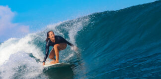 Symbolbild "Female surfer on a blue wave". Copyright: trubavink - stock.adobe.com