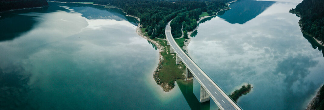 Symbolbild Bayerns Bruecken in die Zukunft. Sylvensteinspeicher im Morgengrauen. Copyright: Marian - stock.adobe.com