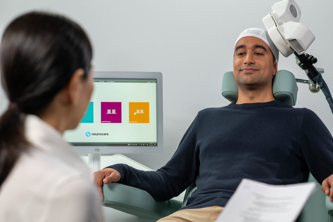 Patient, der mit dem neurocare-System TMS behandelt wird. Copyright: neurocare group AG