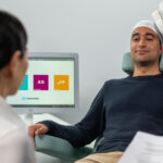 Patient, der mit dem neurocare-System TMS behandelt wird. Copyright: neurocare group AG