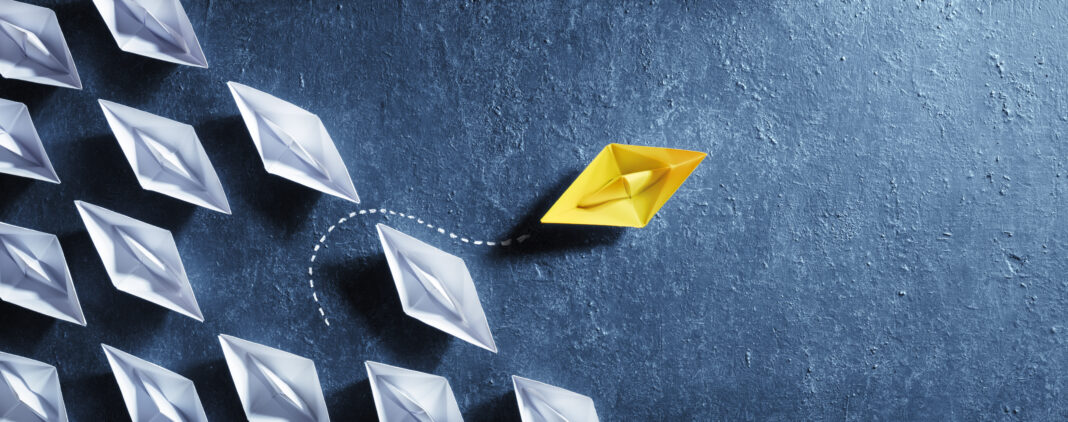 Symbolbild "Opportuniities Business Concept "- Paper Boat Changes its Direction. Copyright: Romolo Tavani - stock.adobe.com
