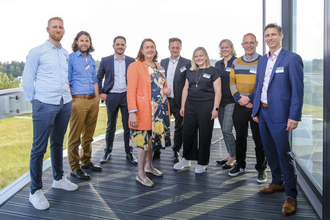 Menschen in Business-Casual-Kleidung auf einem Firmen Event.