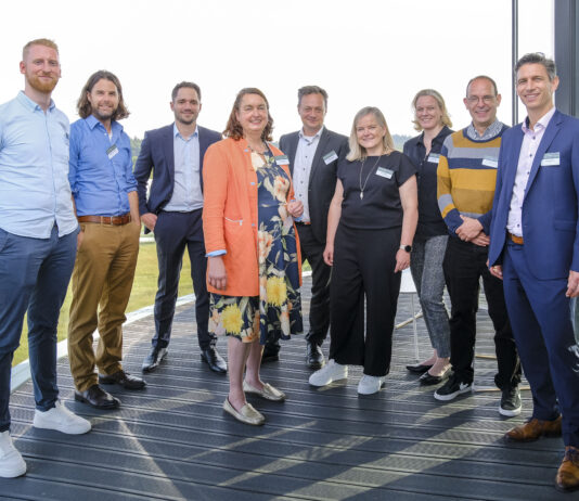 Menschen in Business-Casual-Kleidung auf einem Firmen Event.