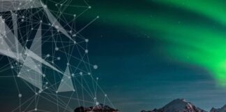 Das Bild zeigt eine bergige Landschaft unter einem leuchtenden Nordlicht. Der Himmel ist von grünen Auroras erfüllt, die ein beeindruckendes Lichtschauspiel bieten. Im Hintergrund sind schneebedeckte Berge zu sehen. Über dieses Naturbild legt sich ein Netz aus Linien und geometrischen Formen, das einen modernen, digitalen Akzent setzt.