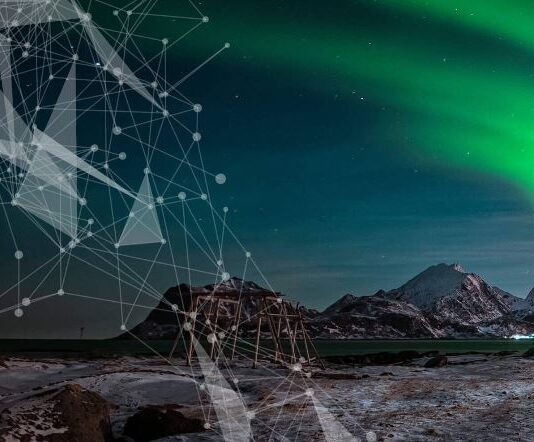 Johannes Wohlmuth verstärkt DACH-Team von Acquinex Das Bild zeigt eine bergige Landschaft unter einem leuchtenden Nordlicht. Der Himmel ist von grünen Auroras erfüllt, die ein beeindruckendes Lichtschauspiel bieten. Im Hintergrund sind schneebedeckte Berge zu sehen. Über dieses Naturbild legt sich ein Netz aus Linien und geometrischen Formen, das einen modernen, digitalen Akzent setzt.