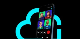 Das Bild zeigt einen Smartphone-Bildschirm mit einem Videoanruf und vier Teilnehmern: Dave S., Christina C., Kevin K., und Brandon A. Im Hintergrund ist ein großer Cloud-Icon, was auf Cloud-Technologie hinweist.
