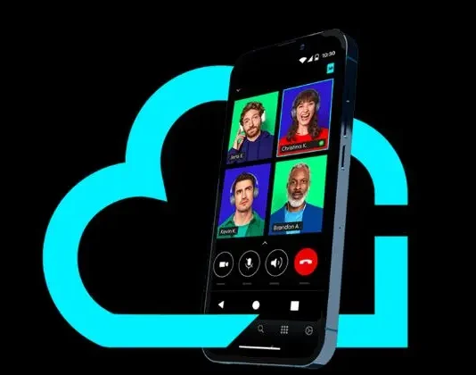 NFON übernimmt KI-Spezialisten botario GmbH Das Bild zeigt einen Smartphone-Bildschirm mit einem Videoanruf und vier Teilnehmern: Dave S., Christina C., Kevin K., und Brandon A. Im Hintergrund ist ein großer Cloud-Icon, was auf Cloud-Technologie hinweist.