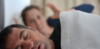 Symbolbild "Schnarchen". (Woman suffers from her male partner snoring in bed). Copyright: Rafael Ben-Ari - stock.adobe.com