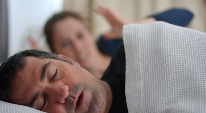 Symbolbild "Schnarchen". (Woman suffers from her male partner snoring in bed). Copyright: Rafael Ben-Ari - stock.adobe.com