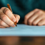 Symbolbild "contract". (A relieved entrepreneur receiving an insurance claim payout after business disruption, symbolizing resilience and recovery). Copyright: Wararat - stock.adobe.com