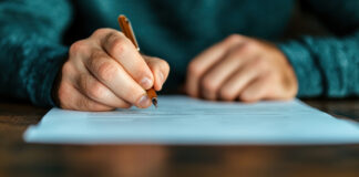 Symbolbild "contract". (A relieved entrepreneur receiving an insurance claim payout after business disruption, symbolizing resilience and recovery). Copyright: Wararat - stock.adobe.com