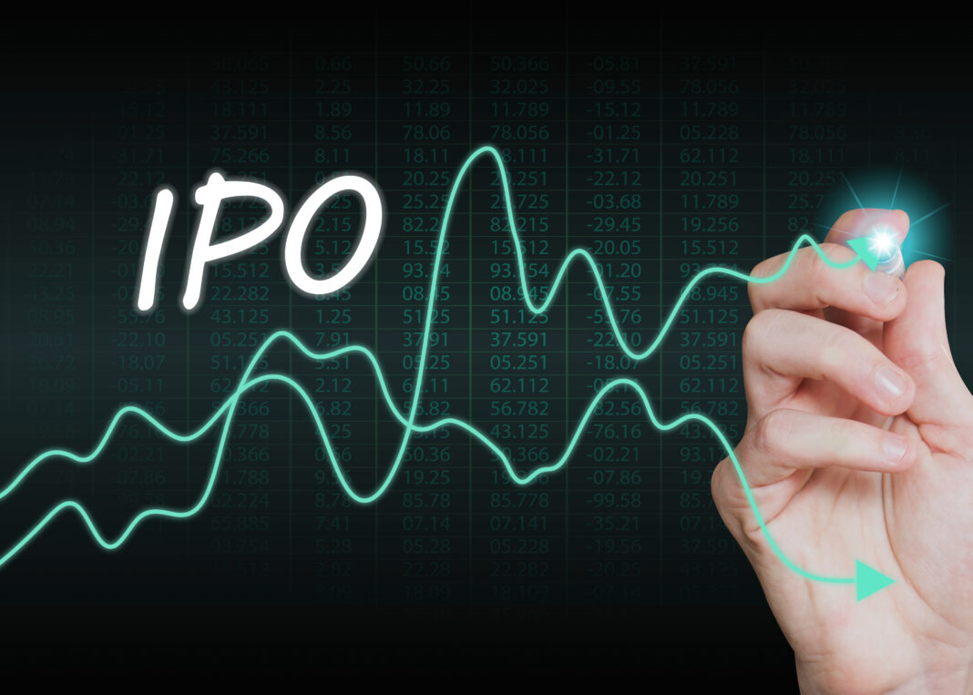 Symbolbild. ipo text with financial growth graph and hand pointing on the the dark background, trading, investment and business concept. Copyright: Ingenious Buddy - stock.adobe.com