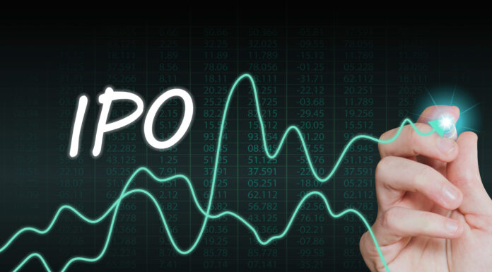 Börsengänge in Deutschland 2024: Studien von Blättchen & Partner und Kirchhoff konstatieren schwieriges Jahr Symbolbild. ipo text with financial growth graph and hand pointing on the the dark background, trading, investment and business concept. Copyright: Ingenious Buddy - stock.adobe.com