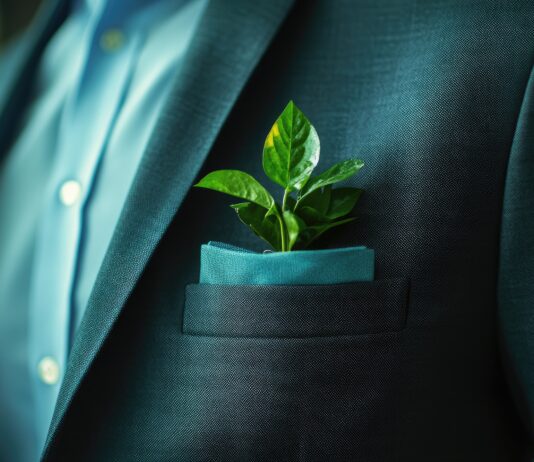 Symbolbild "Businessman in suit with green plant in pocket representing sustainable entrepreneurship and eco-friendly business practices." Copyright: ArtificialHorizons - stock.adobe.com
