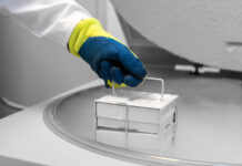 Symbolbild: Container with liquid nitrogen, injecting quality into biobanks, molecular genetic, dna banks, cord blood stem cell, embryonal cells in liquid nitrogen. bio storage. Copyright: Medical Works - stock.adobe.com