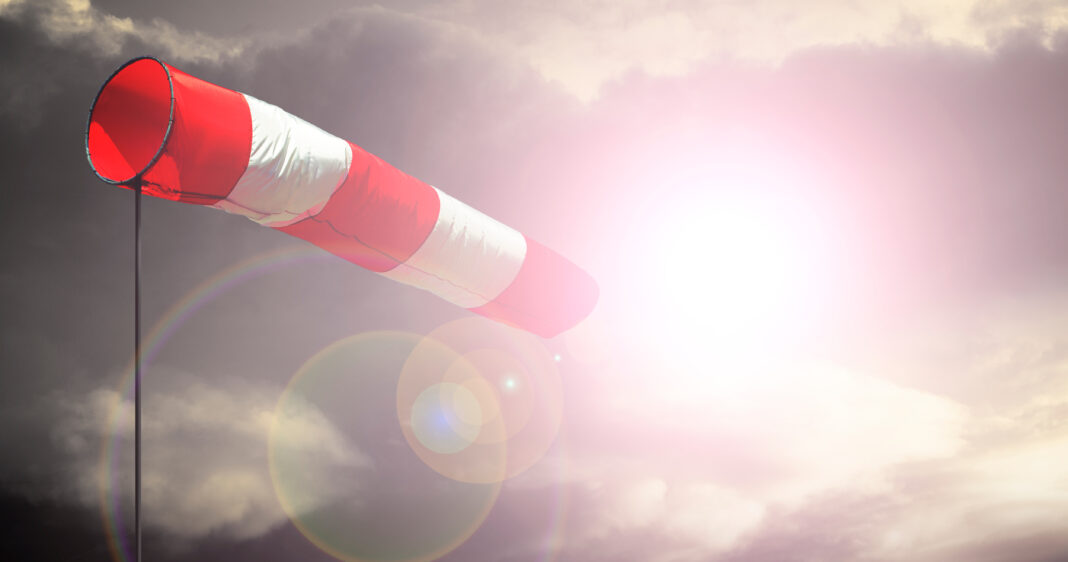 Symbolbild. Windfahne bei Sturmwind. Copyright: by-studio - stock.adobe.com