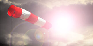 Symbolbild. Windfahne bei Sturmwind. Copyright: by-studio - stock.adobe.com