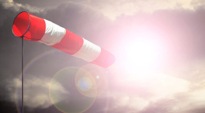 Symbolbild. Windfahne bei Sturmwind. Copyright: by-studio - stock.adobe.com
