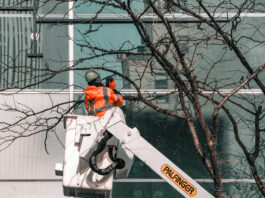 Symbolbild Palfinger (New York, USA: working at heights on a Palfinger crane.) Copyright: Agata Kadar - stock.adobe.com