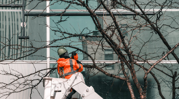 Symbolbild Palfinger (New York, USA: working at heights on a Palfinger crane.) Copyright: Agata Kadar - stock.adobe.com