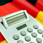 Rechner und 100 Milliarden mit Deutscher Flagge. Copyright: PhotoSG - stock.adobe.com