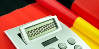 Rechner und 100 Milliarden mit Deutscher Flagge. Copyright: PhotoSG - stock.adobe.com