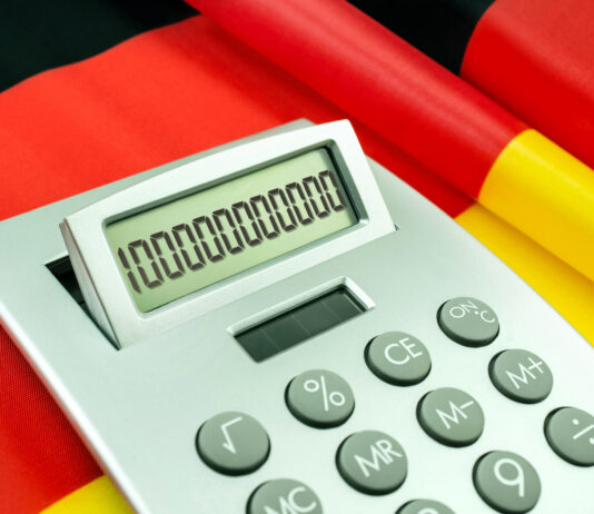 Rechner und 100 Milliarden mit Deutscher Flagge. Copyright: PhotoSG - stock.adobe.com