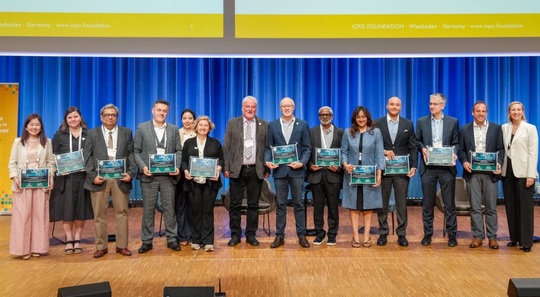 ICPO-Zertifikatsverleihung für die neuen ICPO Clinical Theranostics Centers: Patricia Bautista, Philippinen, Cecilia Carreras, Mexiko; Partha Choudhury, Indien, Akram Al-Ibraheem, Jordanien; Marwa Hakkam, Accreditation and Center Director ICPO Foundation, Deutschland, Özlem Kucuk, Türkei; Richard P. Baum, Präsident der ICPO Academy for Theranositcs, Deutschland; Rodney Hicks, Australien; Shelley Simon, Indien; Masha Maharaj, Südafrika; Yehia Omar, Ägypten; Matthias Eiber, Deutschland; Vasko Kramer, Chile; Odile Jaume, CEO der ICPO Foundation, Deutschland. (v.r.n.l.). Copyright: ICPO Foundation