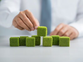 Symbolbild. Business professional building sustainable growth with green blocks. Copyright: Desyta - stock.adobe.com