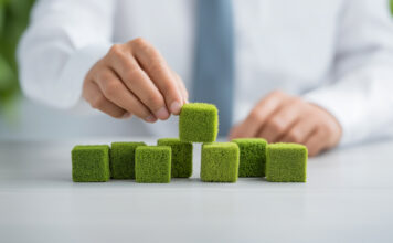 Symbolbild. Business professional building sustainable growth with green blocks. Copyright: Desyta - stock.adobe.com