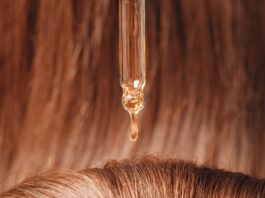 Symbolbild. Close-up drop of essence to restore and recovery hair is applied to head bulbs. Copyright: Parilov - stock.adobe.com
