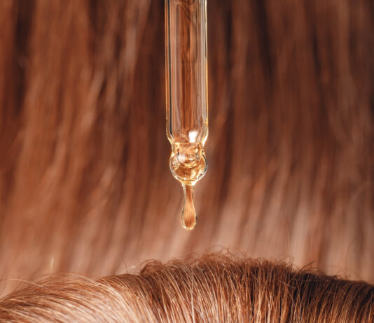 Symbolbild. Close-up drop of essence to restore and recovery hair is applied to head bulbs. Copyright: Parilov - stock.adobe.com