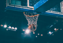 Symbolbild. Scoring during a basketball game ball in hoop. Copyright: erika8213 - stock.adobe.com