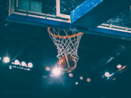 Symbolbild. Scoring during a basketball game ball in hoop. Copyright: erika8213 - stock.adobe.com